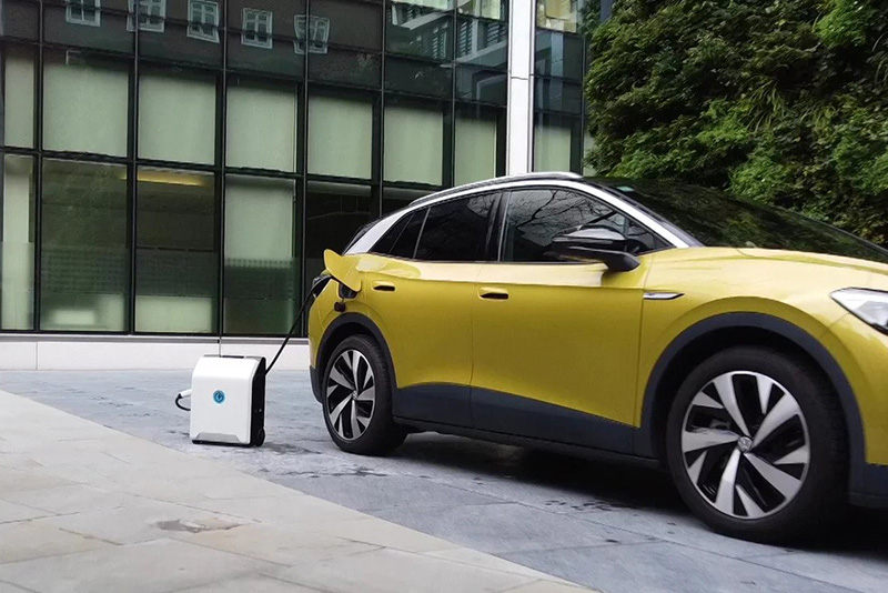 Elektrisch nachtanken (© ZipCharge)