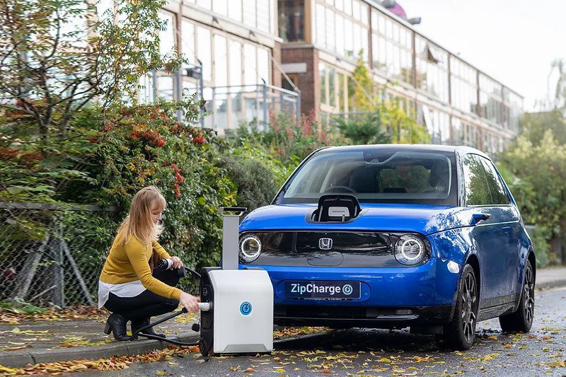 Elektrisch nachtanken (© ZipCharge)