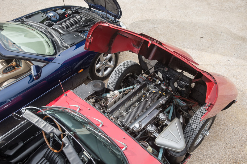 Jaguar E-Type (1970) und Jaguar XK8 (2000) (© Daniel Reinhard)