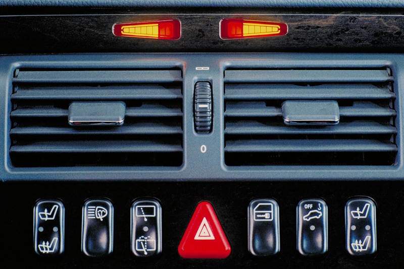 Parktronic-Anzeige bei der Mercedes-Benz E-Klasse (© Daimler AG)
