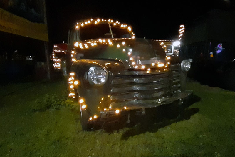 Chevrolet 3100 mit Adventsbeleuchtung (© Wolfram Hamann)