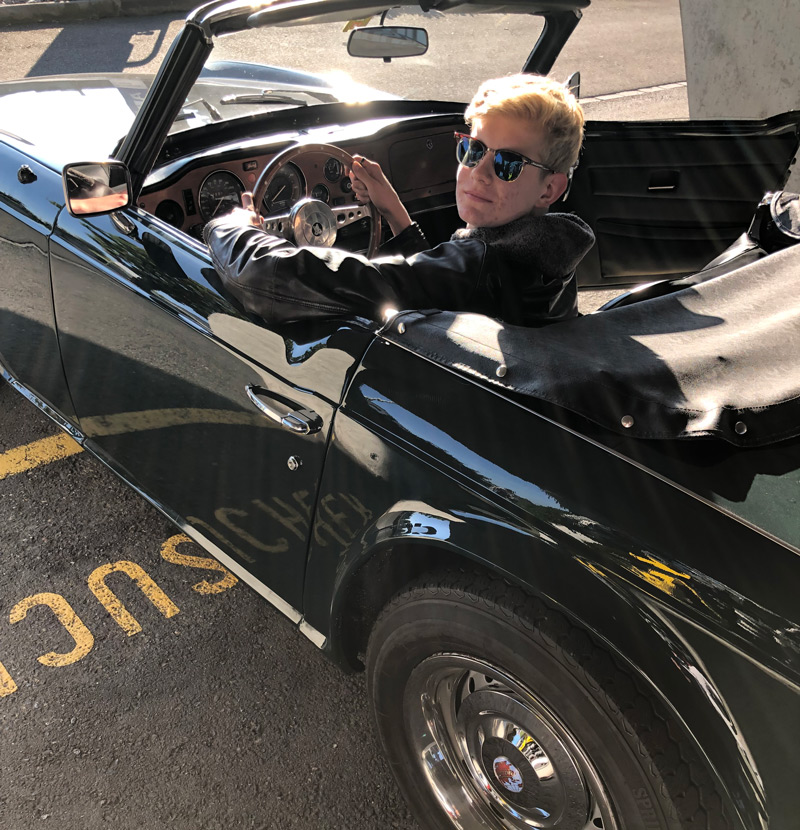 Fahranfänger Bruno im Triumph TR6 (© Marcel Pelletier)