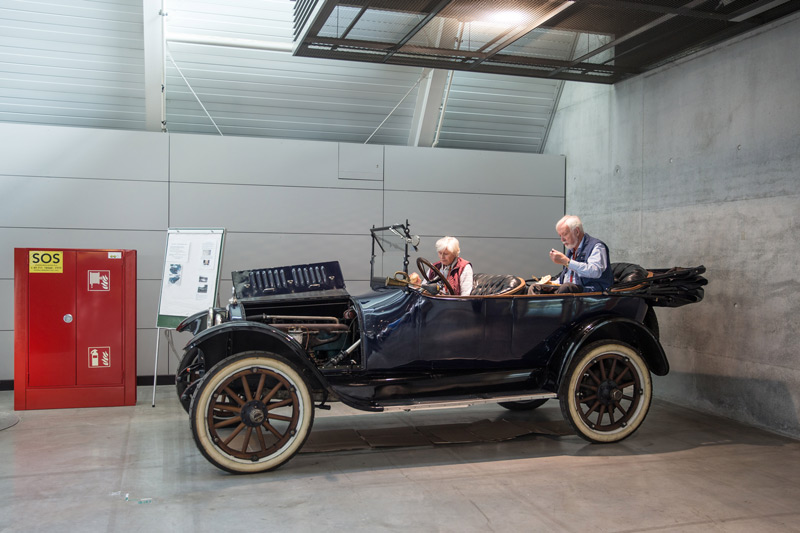 Mahlzeit mit Abstand an der Retro Classics Stuttgart 2022 (© Daniel Reinhard)