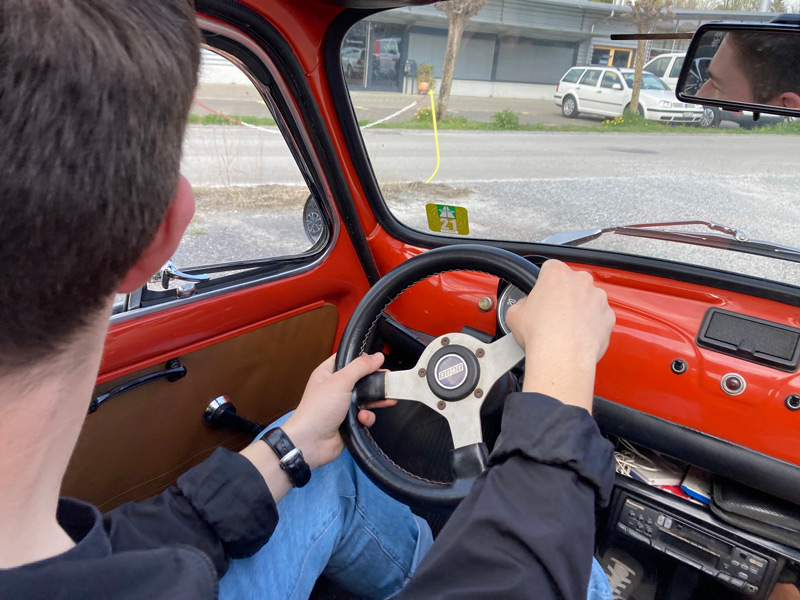 Am Lenkrad des Fiat 500 (© Weidmann)