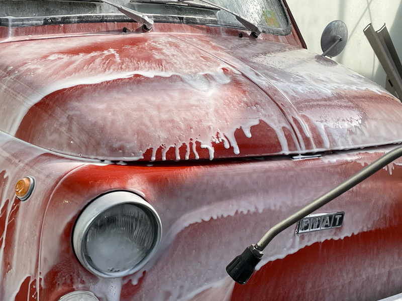 Waschen des Fiat 500 (© Weidmann)