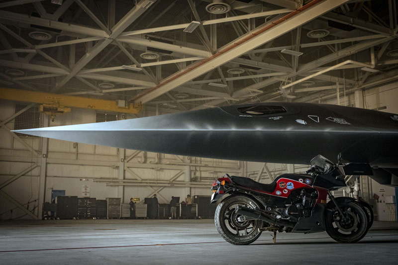 Kawasaki GPZ 900 vor Flugzeugprototyp im Film Top Gun Maverick