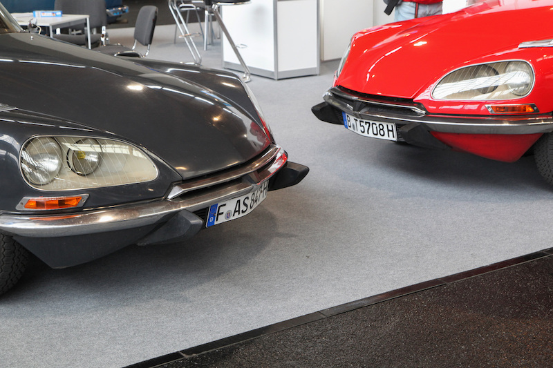 Zwei Citroën DS in Rot und Grau