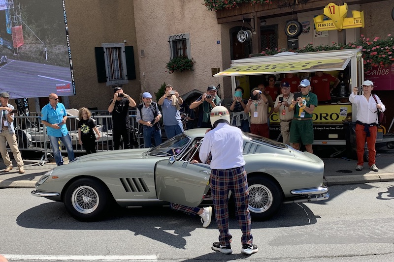 Sir Jackie Stewart vor dem Ferrari 275 GTB seines Sohnes Paul