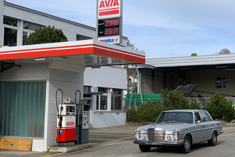 Tankstelle mit hohen Benzinpreisen im Jahr 2022
