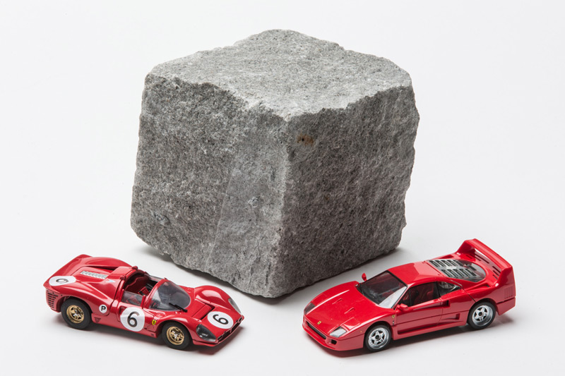 Ferrari Rennsportwagen und ein Steinblock (© Daniel Reinhard)