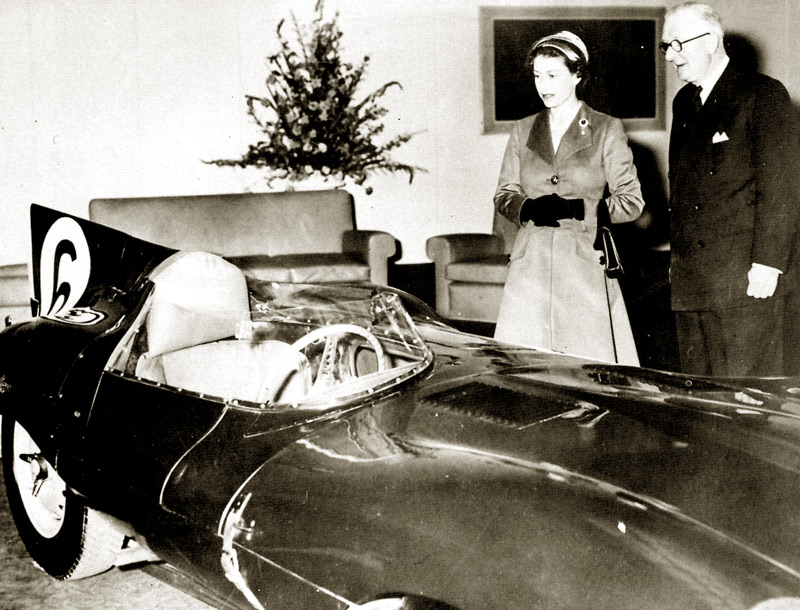 William Lyons zeigt der Königin Elisabeth II den Jaguar D-Type