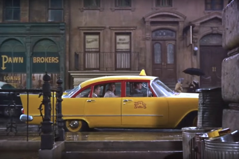 Die Szene mit dem Plymouth Savoy (1958) aus dem Film "Frühstück bei Tiffany"