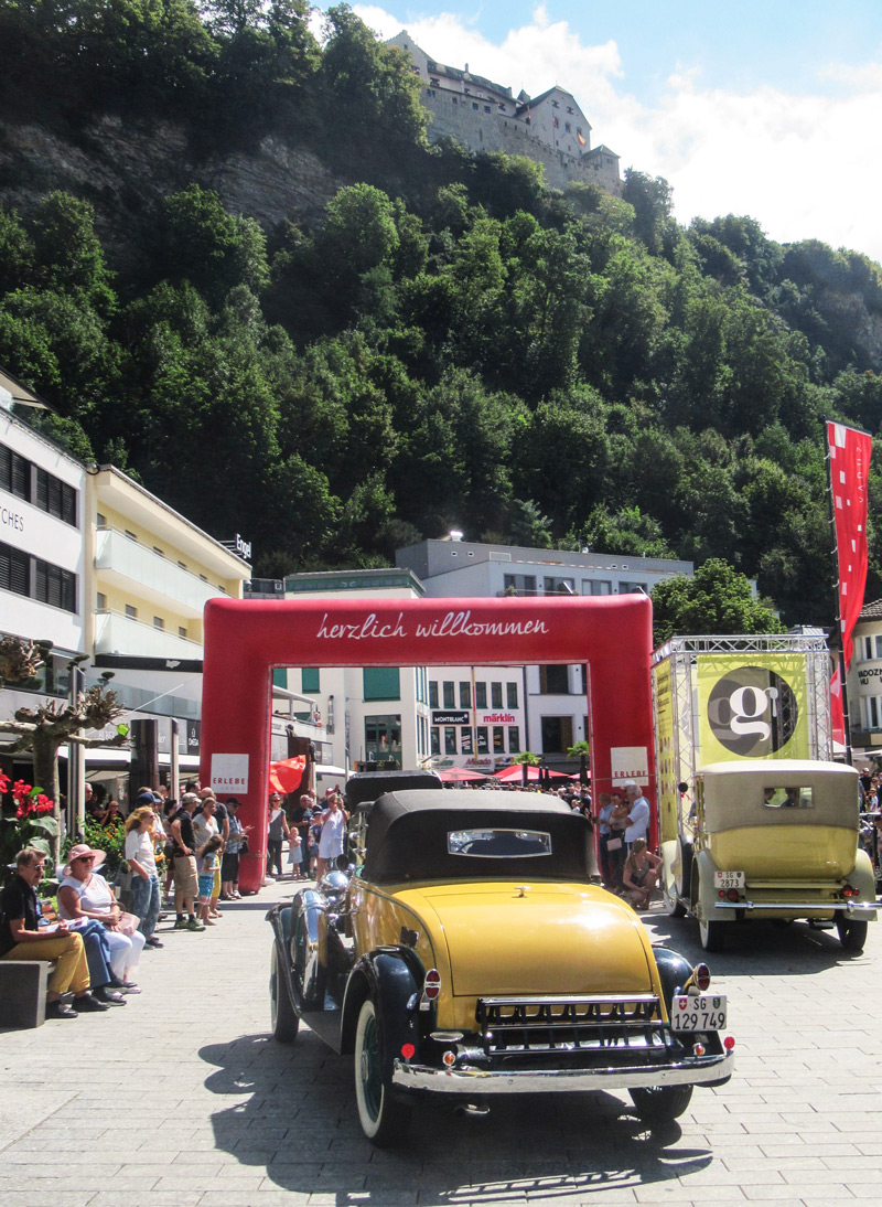 11. Oldtimer-Treffen Vaduz 2022 - Schloss im Hintergrund (© Stefan Rogger)