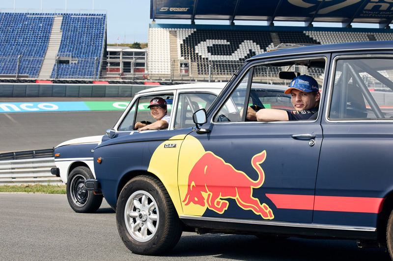 Verstappen und Tsunoda mit dem DAF (© RedBull)