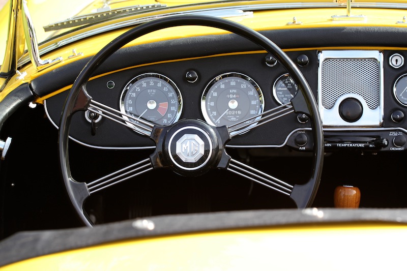 Das Cockpit eines MGA De Luxe