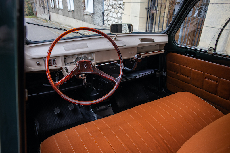 Das Cockpit eines Renault 4L Parisienne