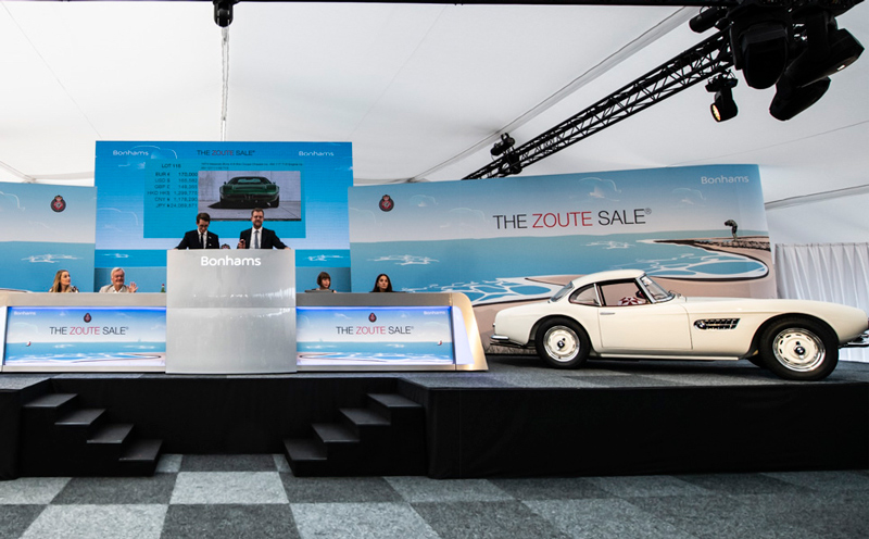 Der BMW 507 auf der Auktionsbühne in Zoute (© Bonhams/Francis Vermeulen)