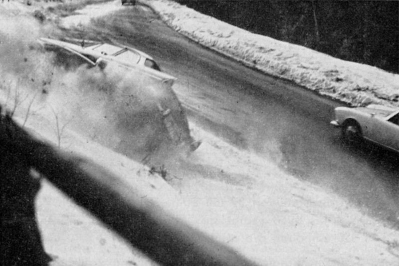 Winter 1962: ein Ford Taunus 17M P2 in der Böschung am Brünnchen, Nürburgring