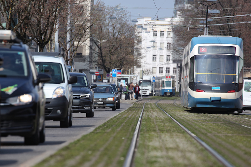 Ein Opel Rekord E2 Caravan neben der Tramlinie 2 in der Badenerstrasse in Zürich