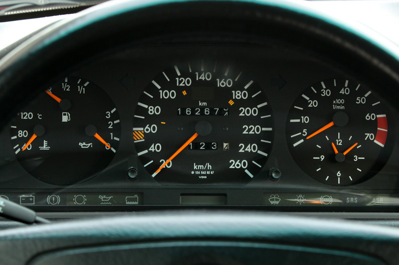 Armaturenbrett mit Uhr vom Mercedes-Benz 500 E von 1991