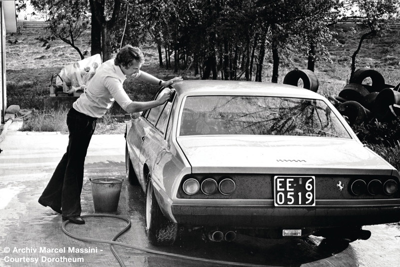 Niki Lauda und sein Ferrari 365 GT4 2+2 von 1973 (© Archiv Marcel Massini - Courtesy Dorotheum)