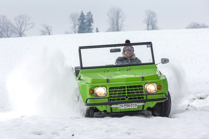 Ein Citroën Méhari von 1976 in sommerlichem "Verti Tibesti" spielt im Tiefschnee