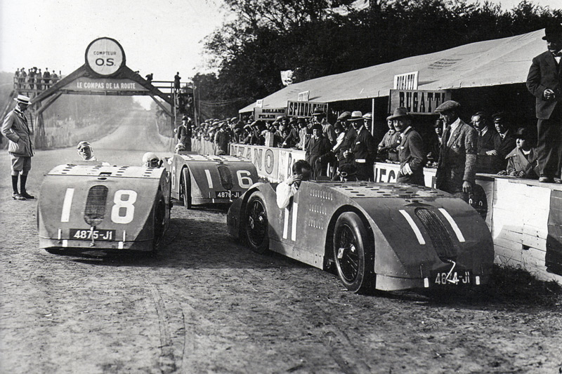 Bugatti 32 - Nummern 11, 18, 16 an den Boxen