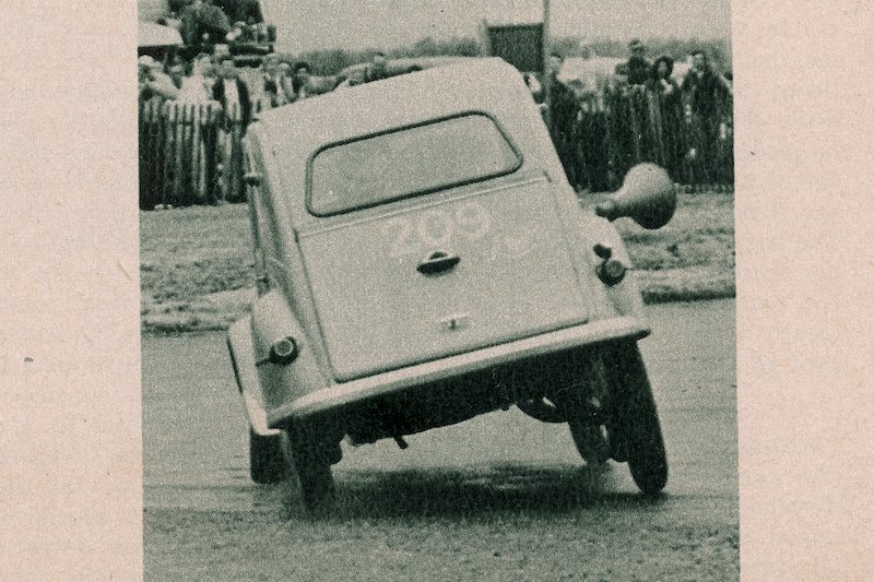 Ein Citroën 2CV beim CSCC-Rennen in Palm Springs 1956