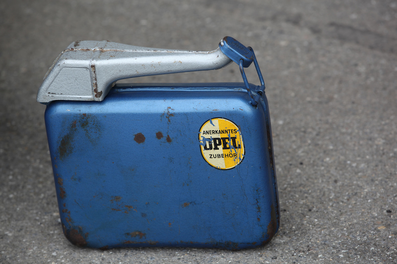 Ein Benzinkanister als "Anerkanntes Opel-Zubehör"