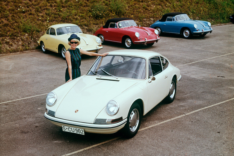Der Prototyp des Porsche 901 zusammen mit Ilse Nädele