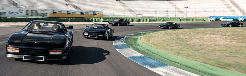 Fünf Generationen Ferrari Testarossa in Schwarz (© RM/Sotheby's)