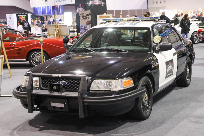 Ford Crown Victoria als US-Polizeifahrzeug an der Retro Classics Stuttgart 2023 (© Bruno von Rotz)
