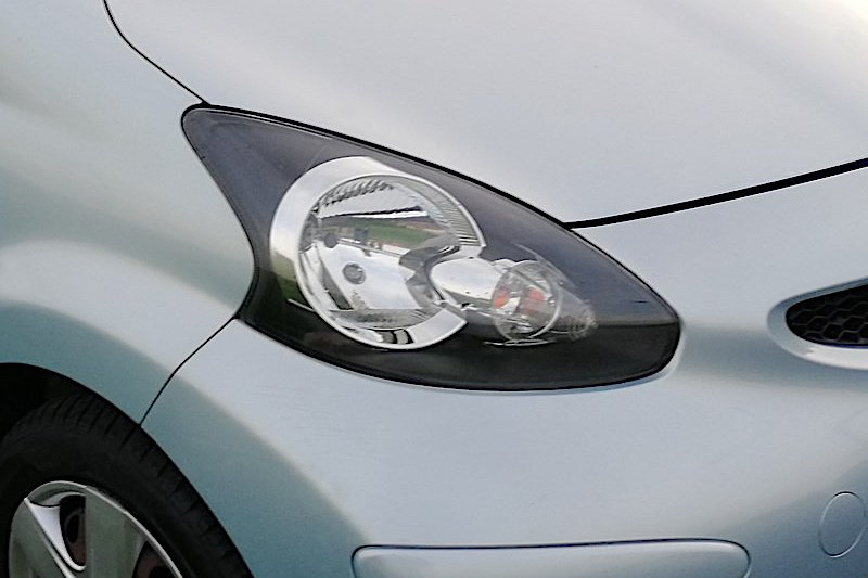 Der Scheinwerfer eines Toyota Aygo I von 2005