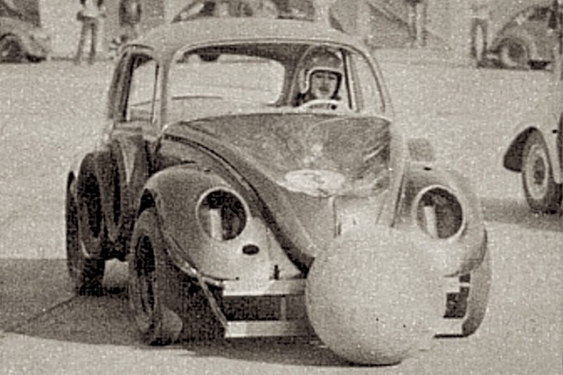 VW Käfer beim Autoball in den Siebzigern
