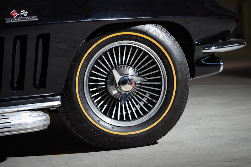 Golden Stripe Tires von BF Goodrich auf einem Chevrolet Corvette Stingray