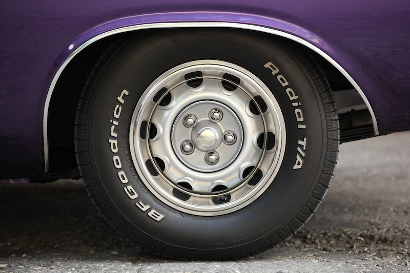 Der Klassiker: BF Goodrich Radial T/A White Letter auf einem Dodge Challenger
