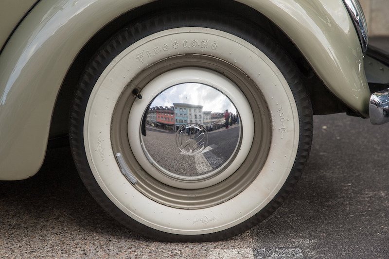 Weisswandreifen auf einem VW 1200 Export aus den Fünfzigerjahren