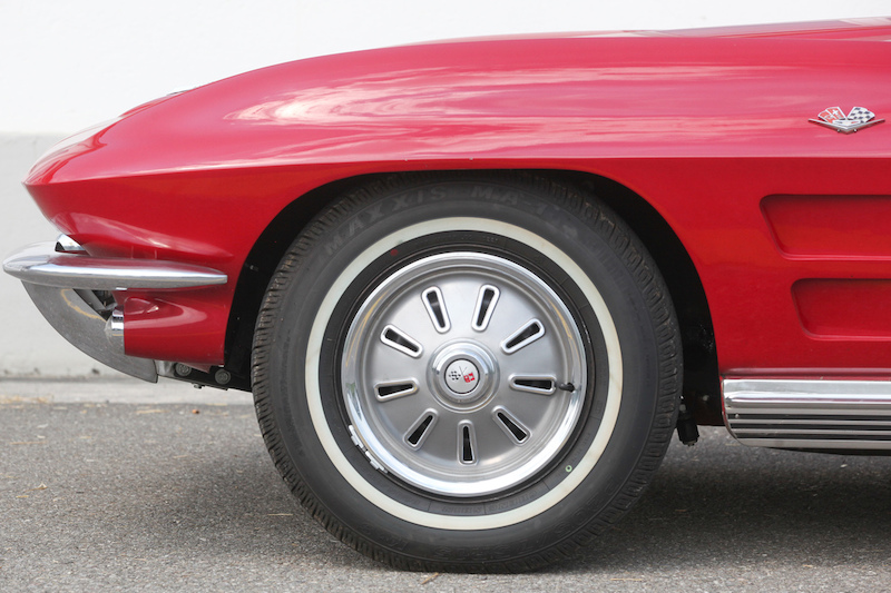 Pneu mit schmaler Weisswand auf einem Chevrolet Corvette Stingray