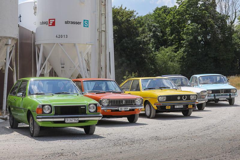 Die 70er-Jahre-Karawane - Mazda 323, Toyota Corolla, VW Passat, Peugeot 204, Renault 12 (© Bruno von Rotz)