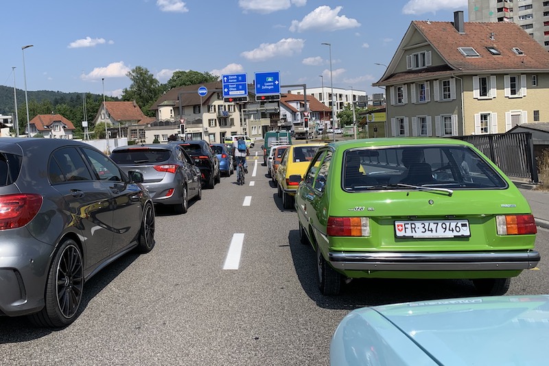 Die 70er-Jahre-Karawane - Mazda 323, Toyota Corolla, VW Passat, Peugeot 204, Renault 12 (© Bruno von Rotz)
