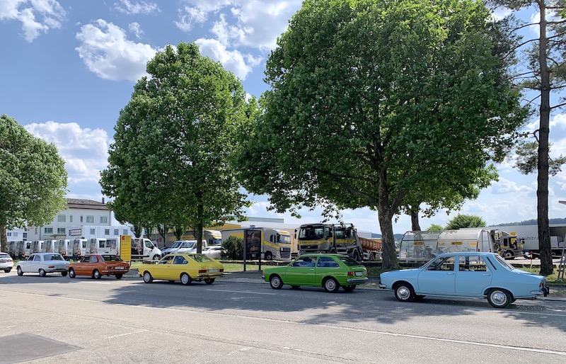 Die 70er-Jahre-Karawane - Mazda 323, Toyota Corolla, VW Passat, Peugeot 204, Renault 12 (© Bruno von Rotz)