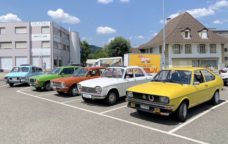 Die 70er-Jahre-Karawane - Mazda 323, Toyota Corolla, VW Passat, Peugeot 204, Renault 12 (© Bruno von Rotz)