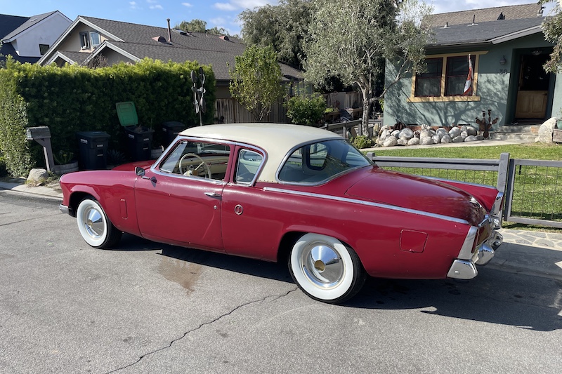 Ein Studebaker Champion Regal Starlight Coupe von 1954 in Shoshone Red und Sandusky Beige