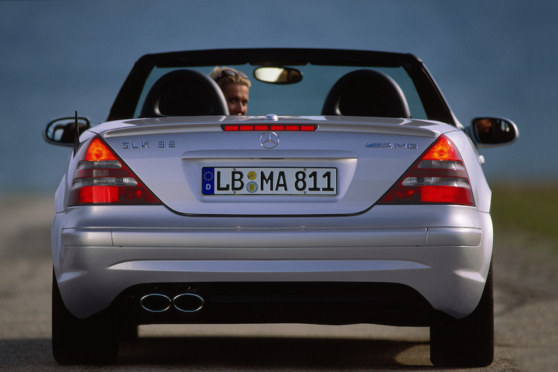 Ein Mercedes-Benz SLK 32 AMG von hinten – © Daimler-Benz AG