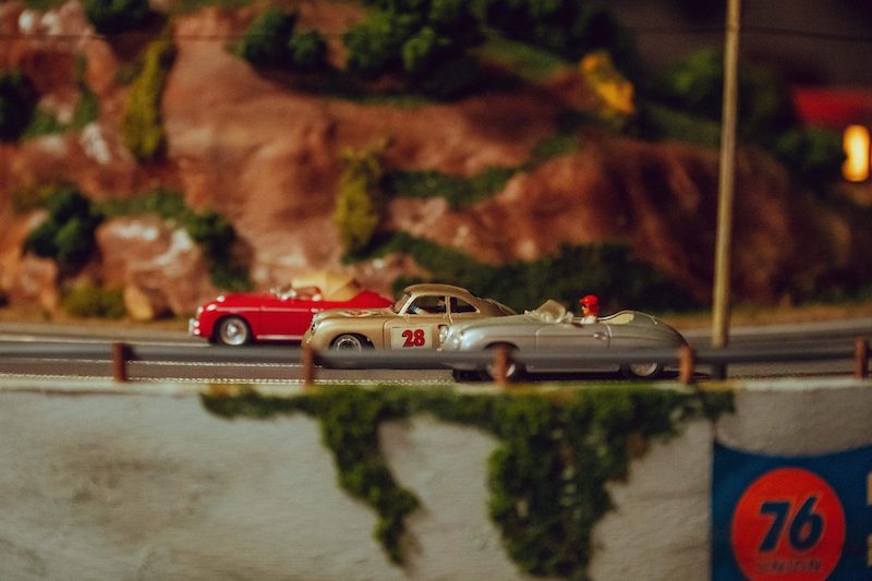 Drei Porsche 356 auf einer selbstgebauten Rennbahn – © bringatrailer.com