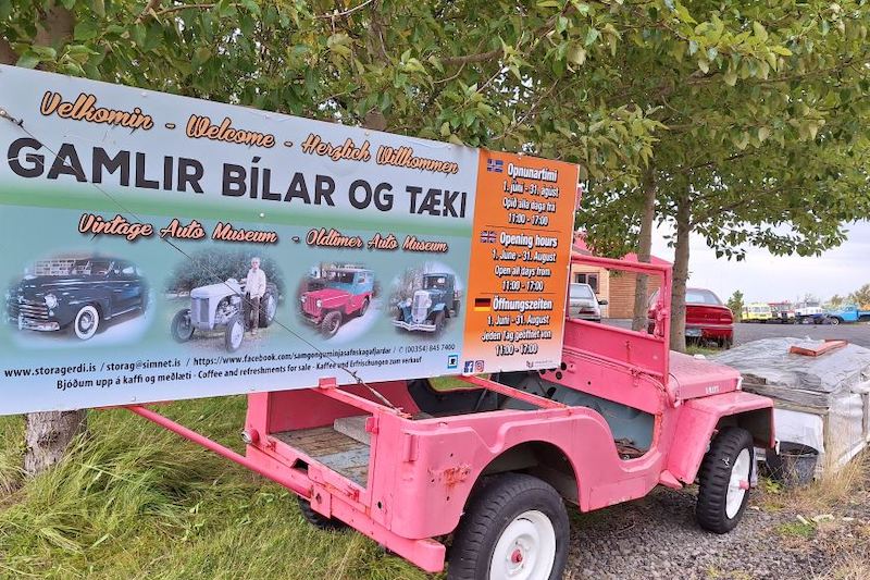 Jeep als Werbeträger für das Oldtimermuseum in Hofsós im Norden von Island – © Walter Fischer