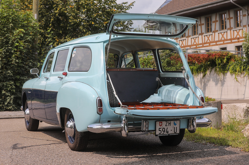 Ein Renault Domaine von 1957 bereit zur Beladung