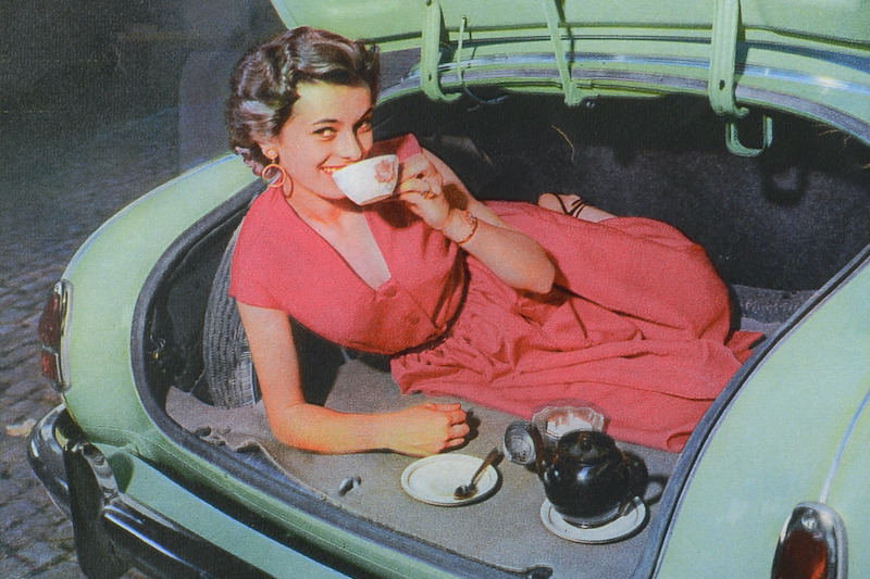 Prospektfoto des Renault Frégate von 1954 mit kaffeetrinkender Dame im Kofferraum