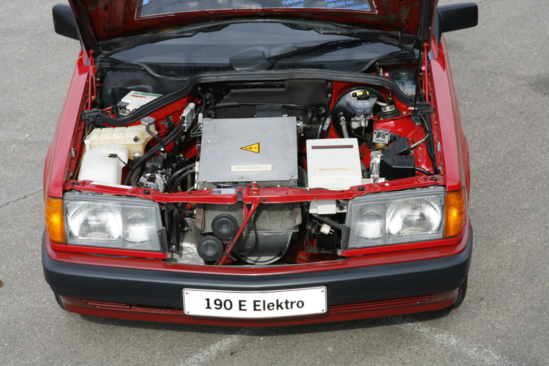 Blick unter die Haube des Mercedes-Benz 190 Elektro von 1990 (© Mercedes-Benz AG)