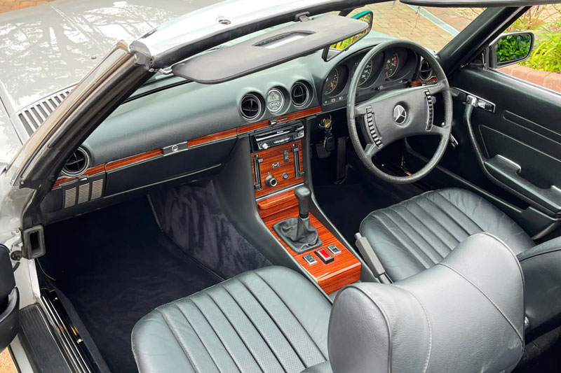 Interieur des elektrifizierten Mercedes-Benz 350 SL von 1974 (© Iconic Auctioneers)